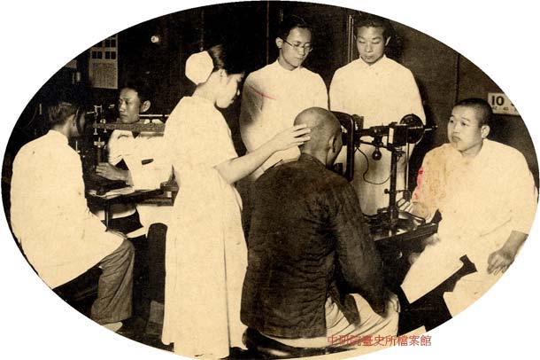 1930年總督府臺北醫院看護婦協助眼科醫師看診
