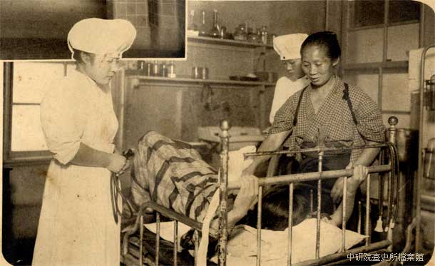 1930年總督府臺北醫院助產婦協助產婦生產的工作情景