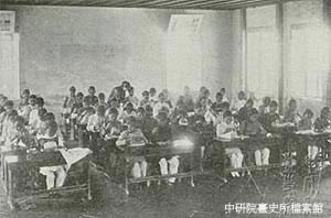 大正初期，大稻埕女子公學校上裁縫課的情形