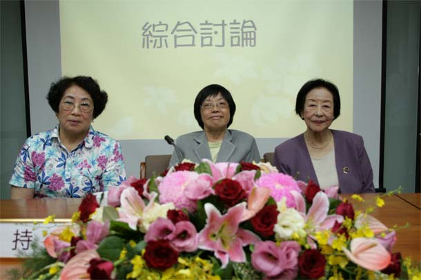2011年7月20日下午綜合討論後，主持人與2位主講人合影，中為主持人許雪姬教授，左與右分別為主講人呂洪淑女與楊秀華女士。